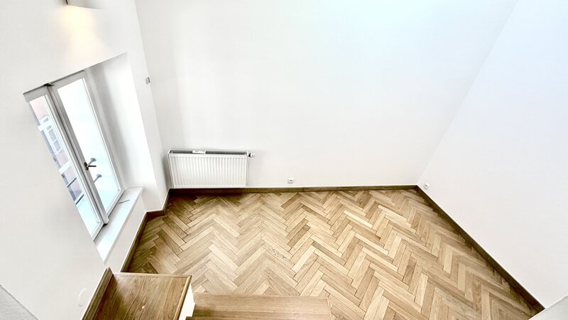 4+KK/100m2/balkon/Jánská/Staré město/Praha 1/zařízen částečně