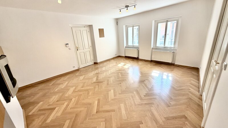 4+KK/100m2/balkon/Jánská/Staré město/Praha 1/zařízen částečně