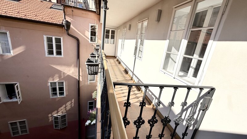 4+KK/100m2/balkon/Jánská/Staré město/Praha 1/zařízen částečně