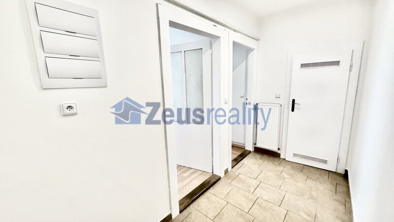 1+1/komora/55m2/Praha 4/Michle/Pelhřimovská/dva samostatné pokoje/po rekonstrukci/částečně zařízen/u metra