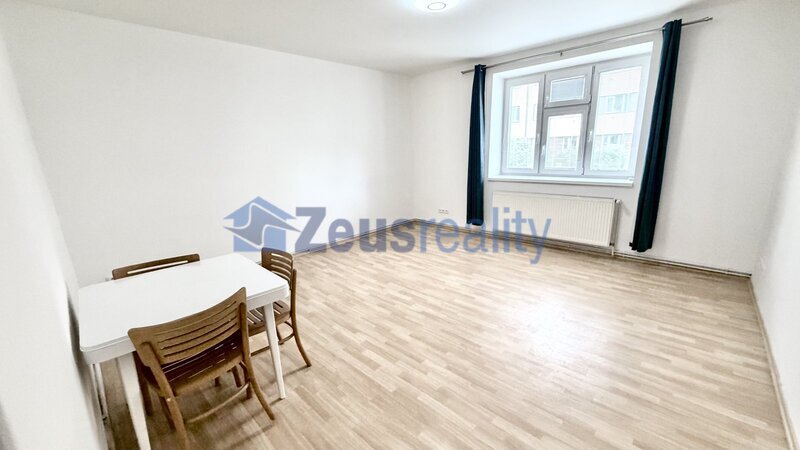 1+1/komora/55m2/Praha 4/Michle/Pelhřimovská/dva samostatné pokoje/po rekonstrukci/částečně zařízen/u metra