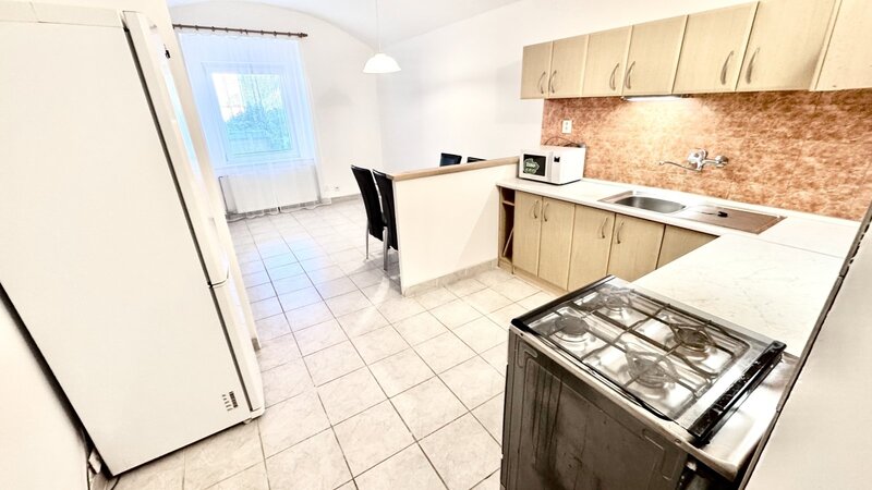 1+1/73m2/Roztoky/Tiché údolí/částečně zařízen/zahrada/sklep/parkování na pozemku