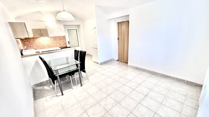 1+1/73m2/Roztoky/Tiché údolí/částečně zařízen/zahrada/sklep/parkování na pozemku