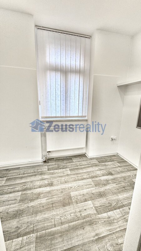 Kancelář/Obchod/75m2/ Praha 9 /Vysočany/Českomoravská/frekventovaná ulice/