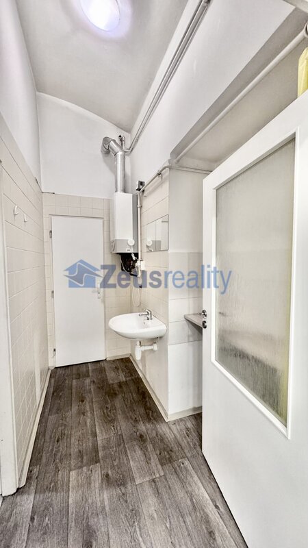 Kancelář/Obchod/75m2/ Praha 9 /Vysočany/Českomoravská/frekventovaná ulice/