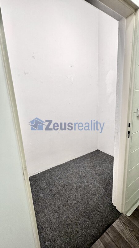 Kancelář/Obchod/75m2/ Praha 9 /Vysočany/Českomoravská/frekventovaná ulice/