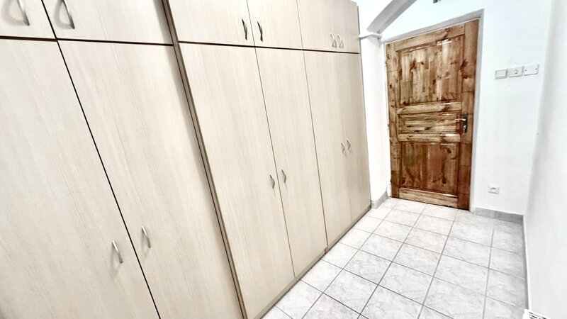 2+KK/73m2/Roztoky/Tiché údolí/částečně zařízen/zahrada/sklep/parkování na pozemku