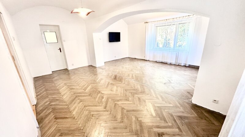 2+KK/73m2/Roztoky/Tiché údolí/částečně zařízen/zahrada/sklep/parkování na pozemku