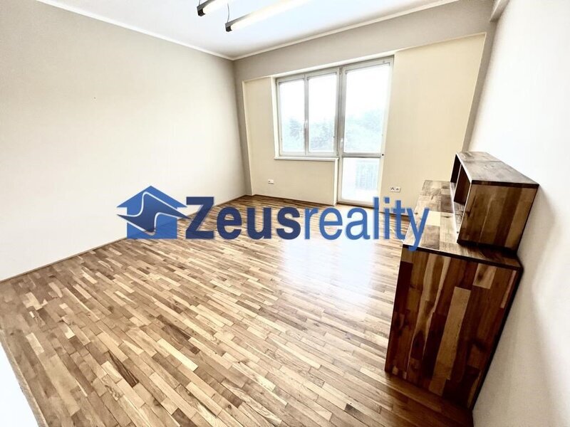 2+1/2xkomora/2xbalkon/65m2/Vršovice/Lvovská/Praha 10/zařízen částečně