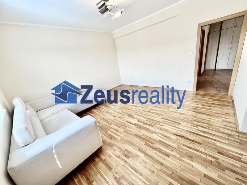 2+1/2xkomora/2xbalkon/65m2/Vršovice/Lvovská/Praha 10/zařízen částečně