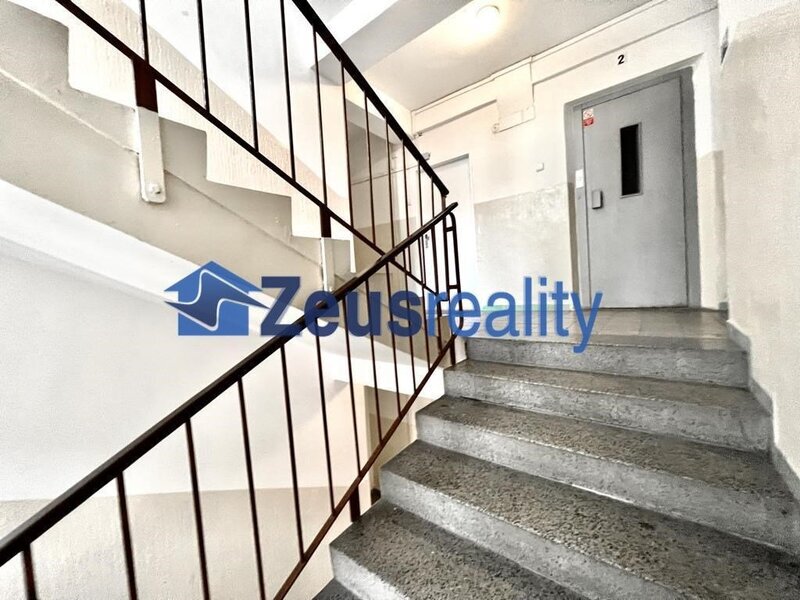 2+1/2xkomora/2xbalkon/65m2/Vršovice/Lvovská/Praha 10/zařízen částečně