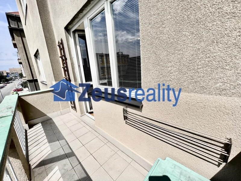 2+1/2xkomora/2xbalkon/65m2/Vršovice/Lvovská/Praha 10/zařízen částečně