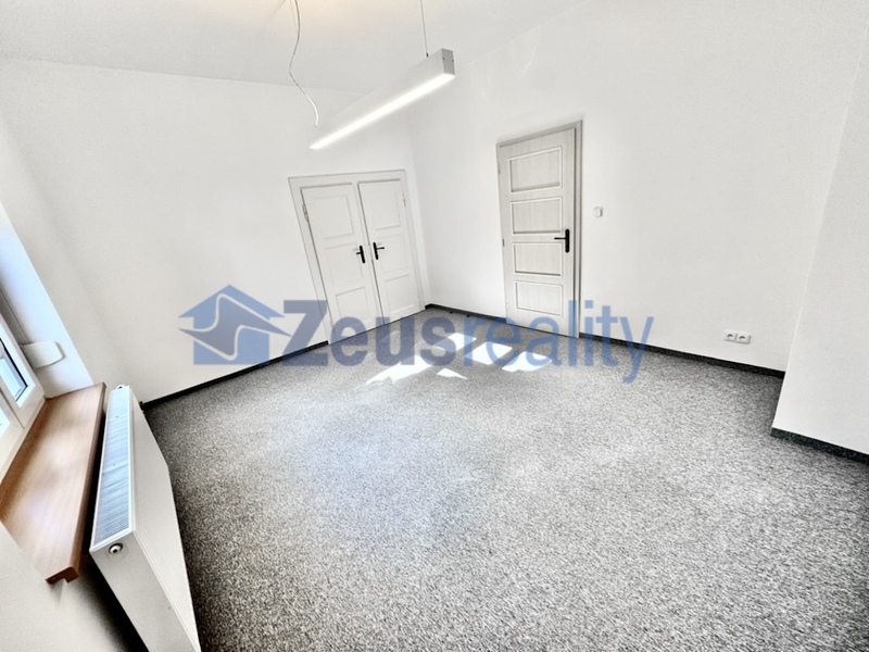 Kanceláře/4místnosti/hala/2xskládek/120m2/po rekonstrukci/Praha 10/Strašnice/Nad vodovodem