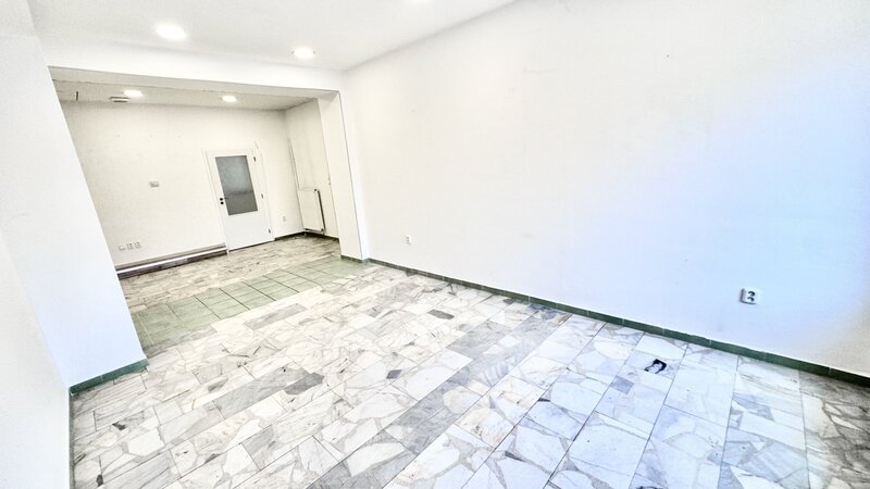 Kancelář/Obchod/75m2/ Praha 9 /Vysočany/Českomoravská/frekventovaná ulice/