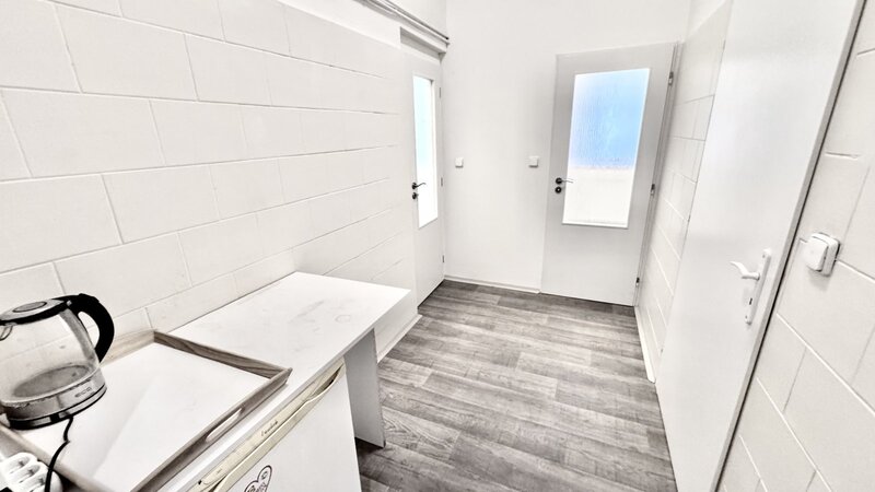 Kancelář/Obchod/75m2/ Praha 9 /Vysočany/Českomoravská/frekventovaná ulice/