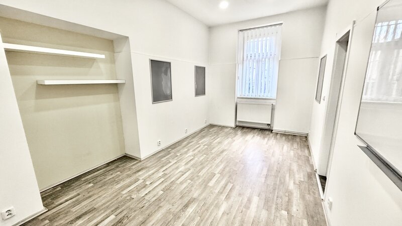 Kancelář/Obchod/75m2/ Praha 9 /Vysočany/Českomoravská/frekventovaná ulice/