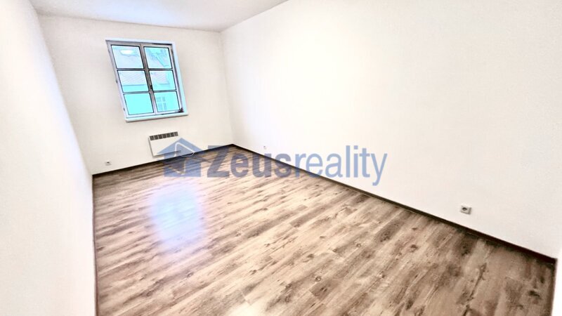 Kancelář/2 místnosti/40m2/společný balkon/ Praha1/Staré Město/U milosrdných/částečně zařízen