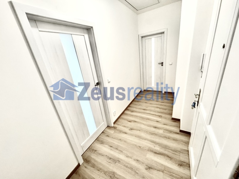 2+KK/39m2/Plzeňská/Praha 5/Smíchov/zařízen částečně/novostavba/