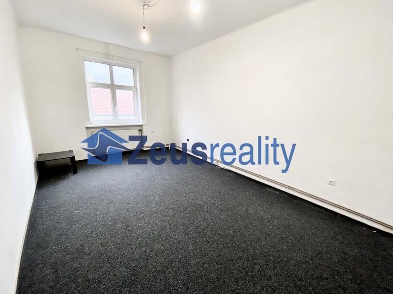 3+1/84m2/společný balkon/Lucemburská/Vinohrady/Praha 3/částečně zařízen /