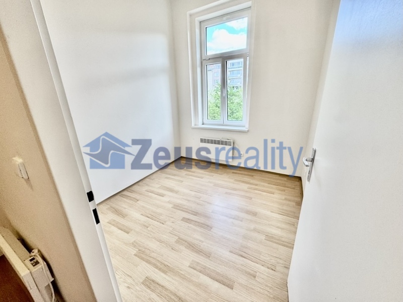 1+1/35m2/balkon/Tusarova/Praha 7/Holešovice/po rekonstrukci/částečně zařízen