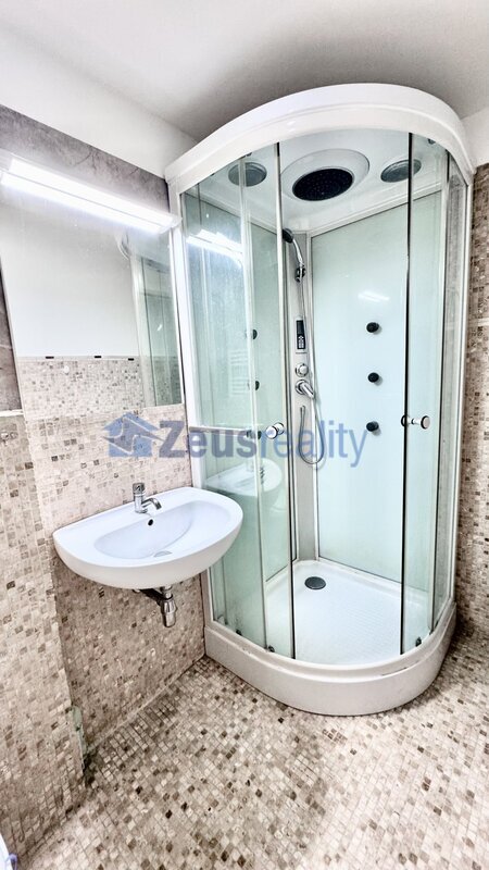 2+KK/40m2/terasa/Praha 5/ Smíchov/Plzeňská/zařízen/U METRA stanice Anděl/po rekonstrukci/zařízen