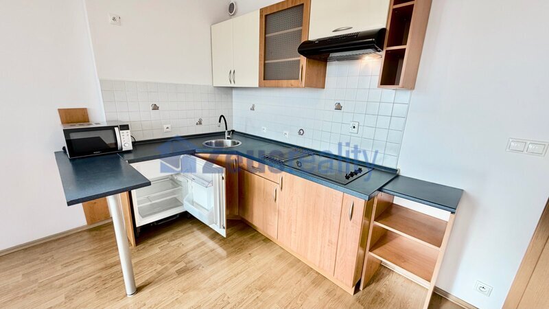 1+kk/balkon/45m2/Praha 5/Stodůlky/Melodická/zařízen částečně/u metra/garážové