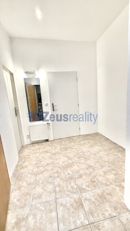 Kancelář/48m2/Praha 9/Vysočany/Mlékárenská/po rekonstrukci/u metra/částečně zařízeno/