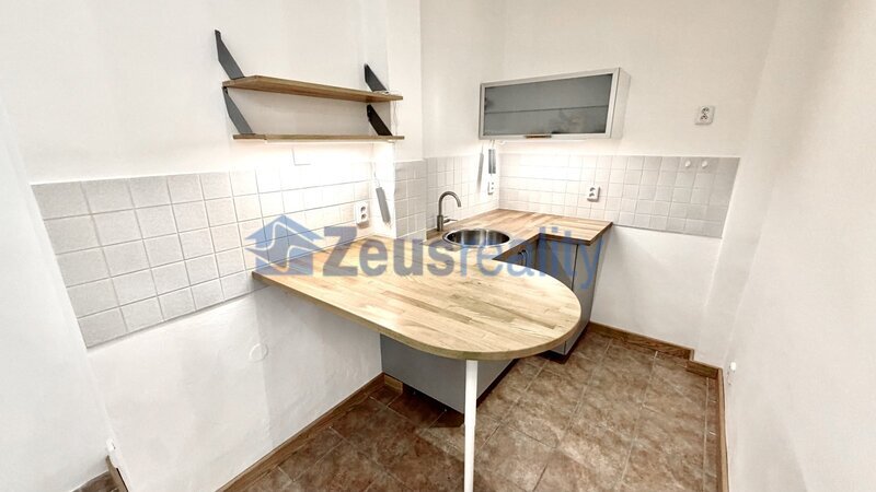 Kancelář/48m2/Praha 9/Vysočany/Mlékárenská/po rekonstrukci/u metra/částečně zařízeno/