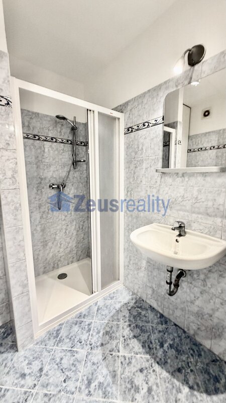 Kancelář/48m2/Praha 9/Vysočany/Mlékárenská/po rekonstrukci/u metra/částečně zařízeno/