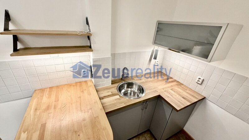 Kancelář/48m2/Praha 9/Vysočany/Mlékárenská/po rekonstrukci/u metra/částečně zařízeno/