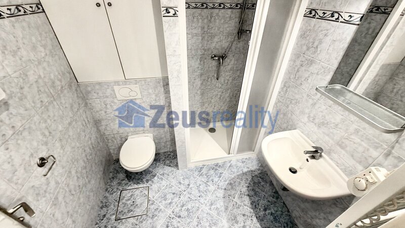 Kancelář/48m2/Praha 9/Vysočany/Mlékárenská/po rekonstrukci/u metra/částečně zařízeno/