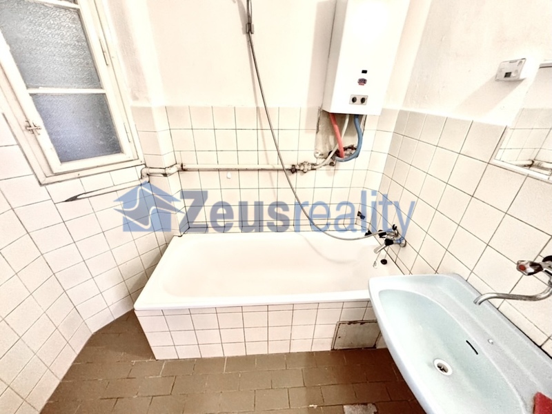 3+KK/81m2/balkon/Boleslavská/Vinohrady/Praha 3/nezařízen