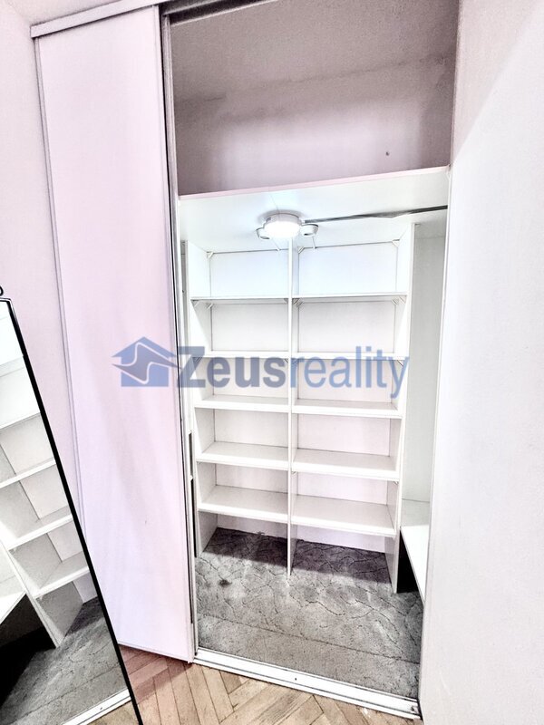 1+1/48m2/Praha 9/Vysočany/Mlékárenská/po rekonstrukci/u metra/částečně zařízen/