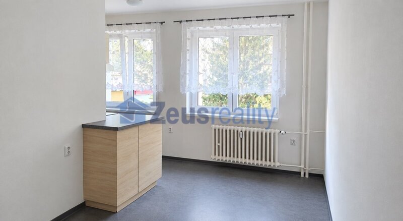 4+KK/lodžie/80m2/Praha 4/Svojšovická/Záběhlice/samostatné pokoje/po rekonstrukci/část. zařízen