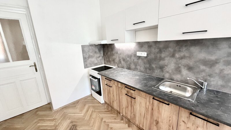 2+1/75m2/společný balkon/ Praha1/Staré Město/U milosrdných/částečně zařízen