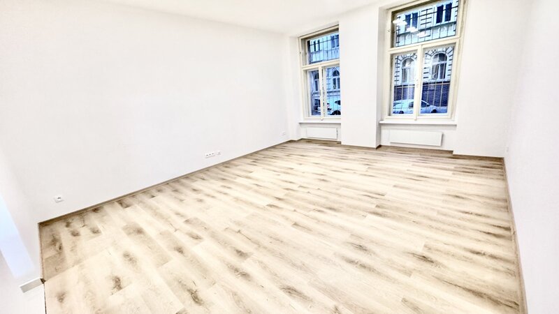 Kancelář /42m2/Praha 2/Nové Město/Tyršova/částečně zařízen/u metra