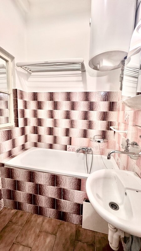 1+KK/28m2/Ronkova/Praha 8/částečně zařízen/