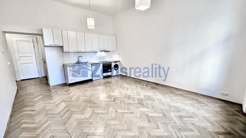 2+1/2xkoupelna/63m2/Budečská/Praha 2/Vinohrady/samostatné pokoje/po rekonstrukci/častečně vybaven/