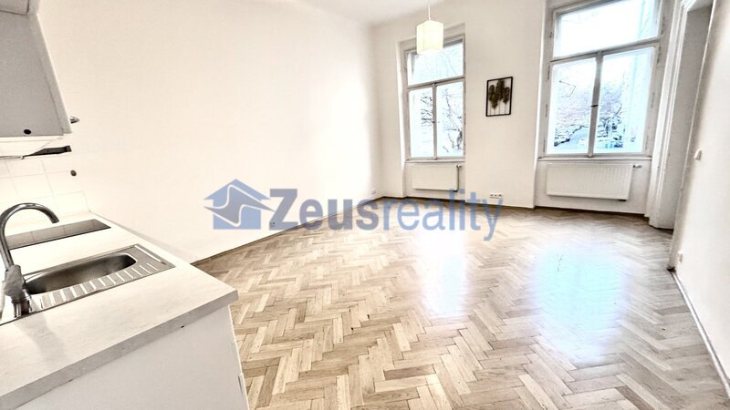 2+1/2xkoupelna/63m2/Budečská/Praha 2/Vinohrady/samostatné pokoje/po rekonstrukci/častečně vybaven/