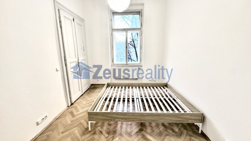 2+1/2xkoupelna/63m2/Budečská/Praha 2/Vinohrady/samostatné pokoje/po rekonstrukci/častečně vybaven/