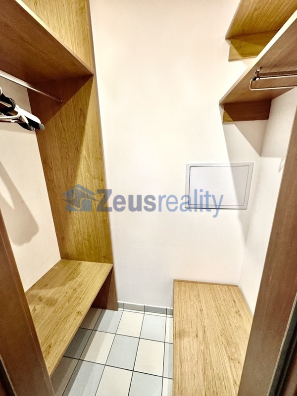 1+1/balkon/64m2//Praha 3 /Žižkov/Spojovací/zařízen/samostatné pokoje/