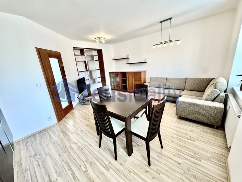 1+1/balkon/64m2//Praha 3 /Žižkov/Spojovací/zařízen/samostatné pokoje/