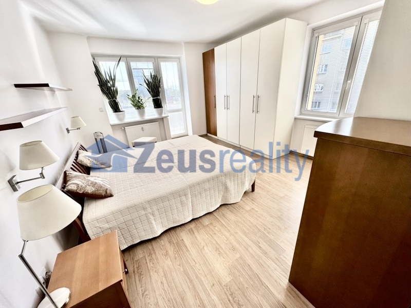 1+1/balkon/64m2//Praha 3 /Žižkov/Spojovací/zařízen/samostatné pokoje/