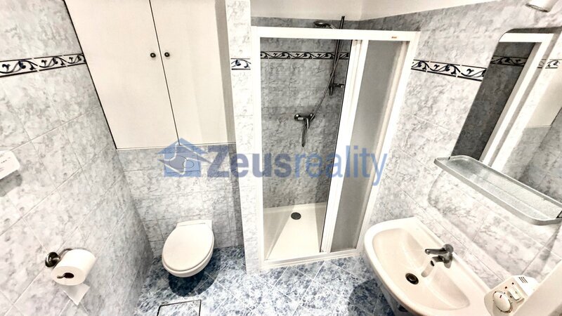Kancelář/48m2/Praha 9/Vysočany/Mlékárenská/po rekonstrukci/u metra/částečně zařízeno/