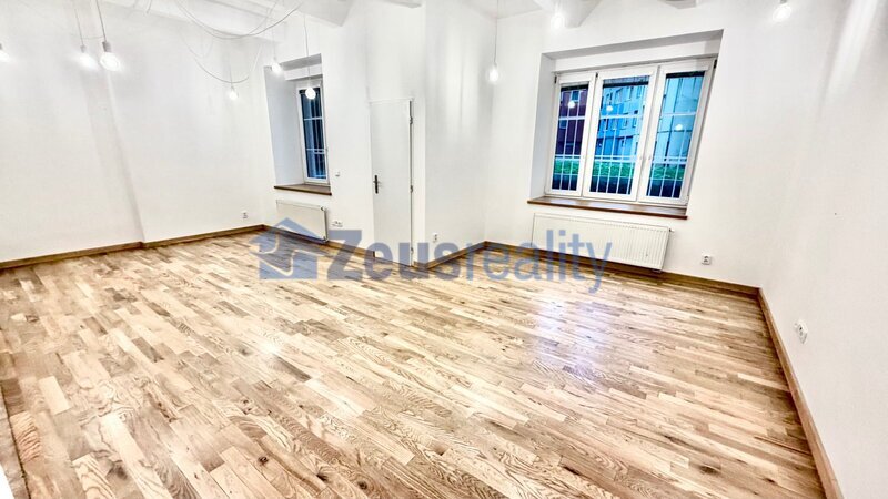 Kancelář/48m2/Praha 9/Vysočany/Mlékárenská/po rekonstrukci/u metra/částečně zařízeno/
