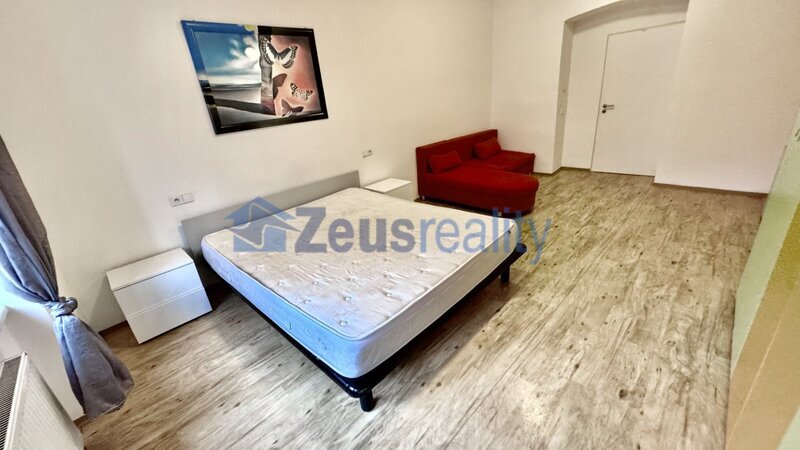 2+kk/42m2/Praha 5 Smíchov/Plzeňská/luxusní/u metra/po rekonstrukci/zařízen komplet