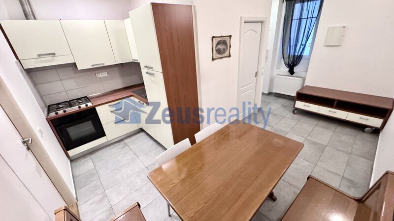 2+kk/42m2/Praha 5 Smíchov/Plzeňská/luxusní/u metra/po rekonstrukci/zařízen komplet