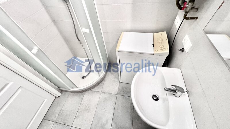 2+kk/42m2/Praha 5 Smíchov/Plzeňská/luxusní/u metra/po rekonstrukci/zařízen komplet