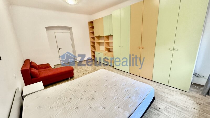 2+kk/42m2/Praha 5 Smíchov/Plzeňská/luxusní/u metra/po rekonstrukci/zařízen komplet