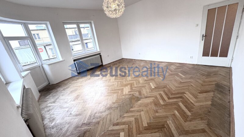 2+1/balkon/komora/95m2/Na veselí/Nusle/Praha 4/částečně zařízeno/u tramvaje a metro